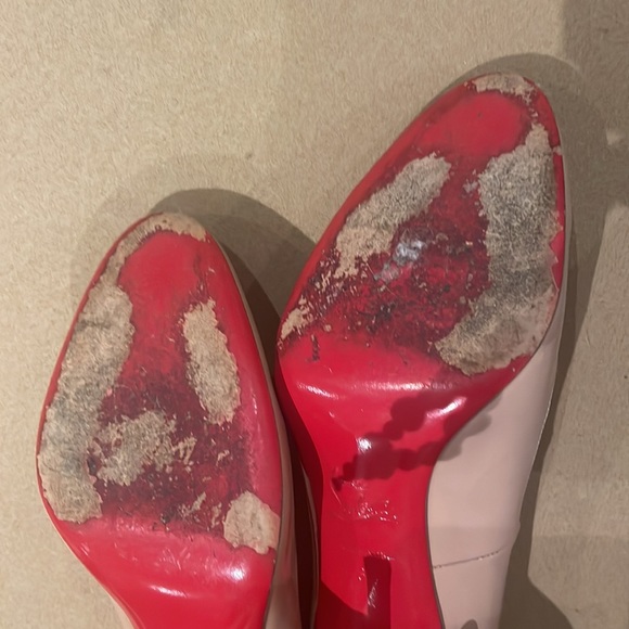 Christian Louboutin classic nude pump.  Size 38. Patent. - Picture 5 of 5